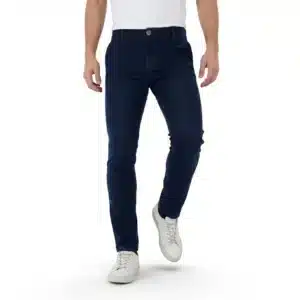 Pantalón chino de hombre color azul marino vista de frente, corte slim con botón y bolsillos, foto de e-commerce sobre fondo blanco