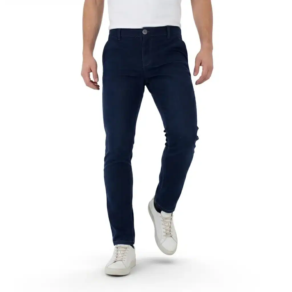 Pantalón chino de hombre color azul marino vista de frente, corte slim con botón y bolsillos, foto de e-commerce sobre fondo blanco